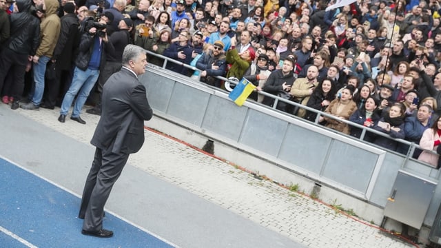 Poroschenko steht im Fussballstadion und scheint zu warten. Poroschenko steht im Fussballstadion und scheint zu warten.