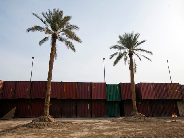 Container, dahinter die Botschaft der USA. Container, dahinter die Botschaft der USA.