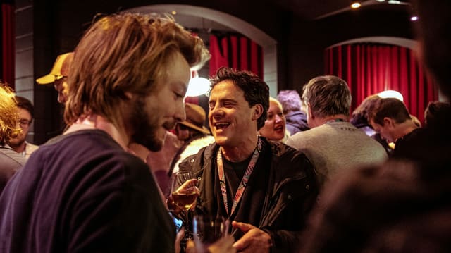 Männer beim Apero. Männer beim Apero.