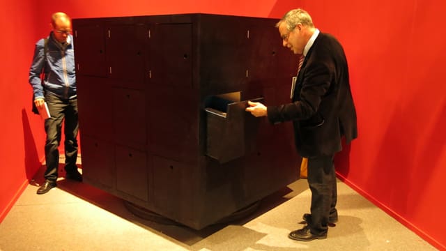 Stadtpräsident Alexander Tschäppät untersucht den schwarzen Block der Reitschule. Stadtpräsident Alexander Tschäppät untersucht den schwarzen Block der Reitschule.
