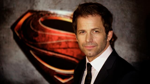 Das Bild zeigt den Regisseur Zack Snyder vor dem Superman-Logo. Das Bild zeigt den Regisseur Zack Snyder vor dem Superman-Logo.