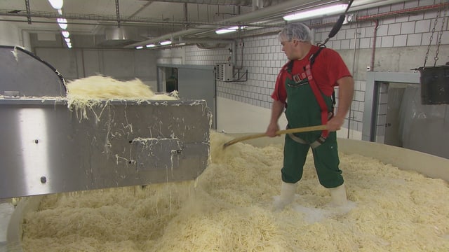Bei der Herstellung in grossem Stil wird mit Schaufeln hingelangt. Bei der Herstellung in grossem Stil wird mit Schaufeln hingelangt.