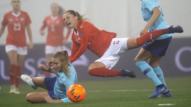 Frauenfussball, eine Spielerin fliegt quer über den Rasen. Frauenfussball, eine Spielerin fliegt quer über den Rasen.