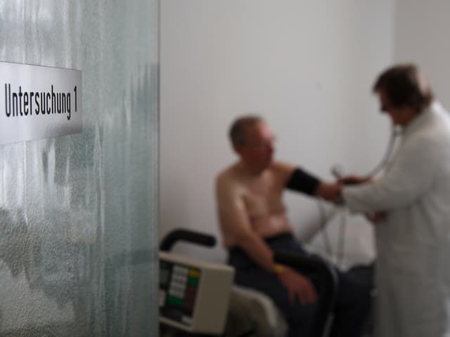 Ein Arzt untersucht einen Patienten. Ein Arzt untersucht einen Patienten.