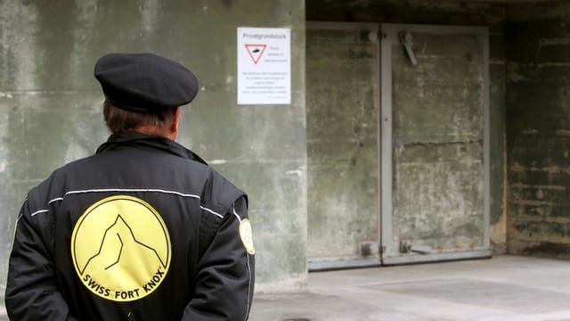 Ein Security vor der Swiss Fort Knox. Ein Security vor der Swiss Fort Knox.