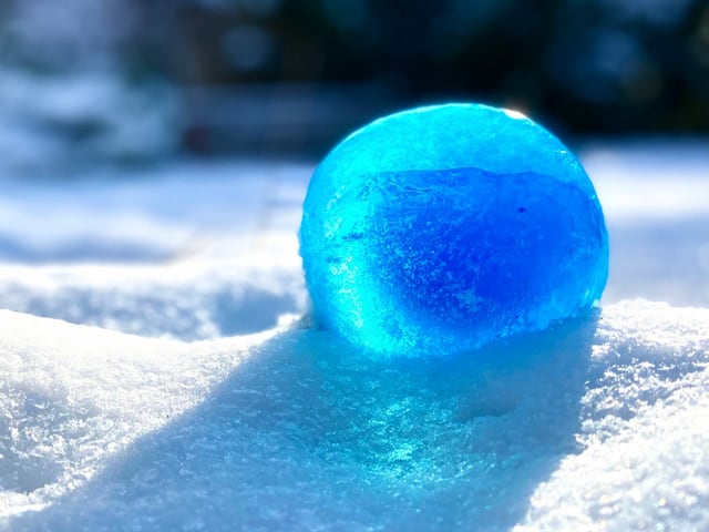 Eine farbige Eiskugel.