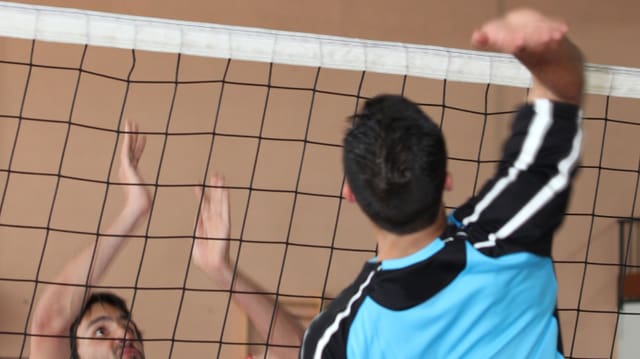 Zwei Volleyballer am Netz. Zwei Volleyballer am Netz.