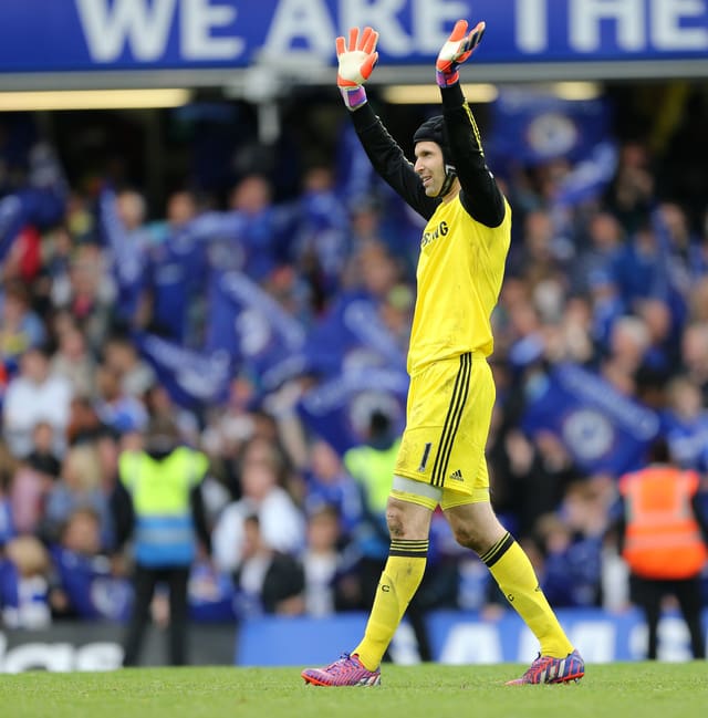 Petr Cech winkt mit beiden Händen in die Zuschauerränge an der Stamford Bridge. Petr Cech winkt mit beiden Händen in die Zuschauerränge an der Stamford Bridge.