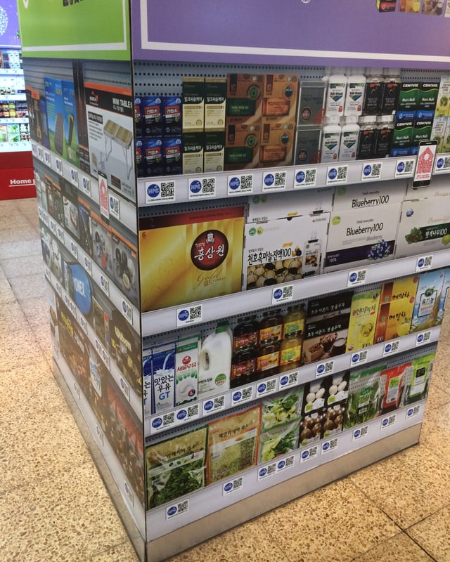 Virtuelle Shopping-Wand in der U-Bahn von Seoul: Anstatt Produkte hängen hier Fotos mit QR-Codes Virtuelle Shopping-Wand in der U-Bahn von Seoul: Anstatt Produkte hängen hier Fotos mit QR-Codes