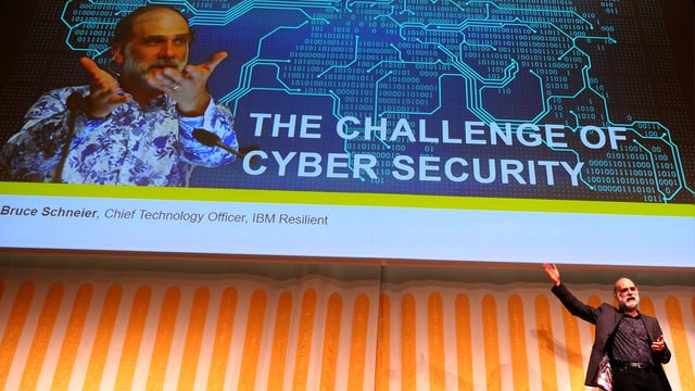 Der Sicherheitsextperte Bruce Schneier bei einem Vortrag in Zug Der Sicherheitsextperte Bruce Schneier bei einem Vortrag in Zug