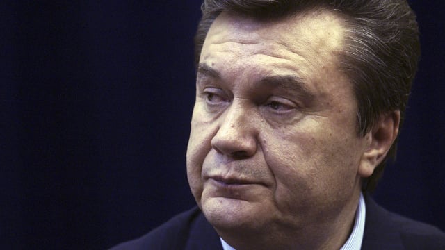 Viktor Janukowitsch blickt nachdenklich zur Seite Viktor Janukowitsch blickt nachdenklich zur Seite