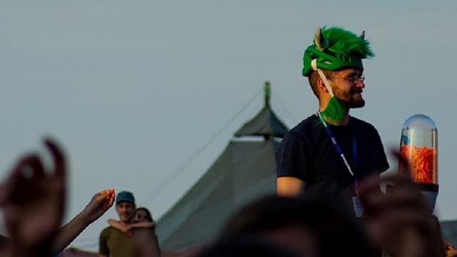 Ein Pfadfinder lauscht im Kantonslager «LUpiter 18» einem Konzert. Ein Pfadfinder lauscht im Kantonslager «LUpiter 18» einem Konzert.