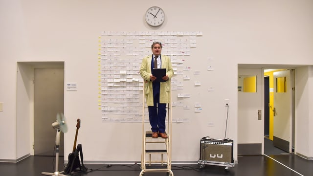 Ein Schauspieler auf einer Leiter Ein Schauspieler auf einer Leiter