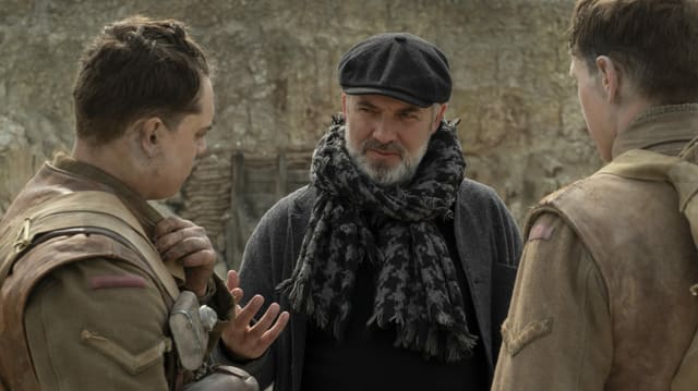 Regisseur Sam Mendes bespricht eine Szene mit seinen beiden Hauptdarstellern auf dem Set. Regisseur Sam Mendes bespricht eine Szene mit seinen beiden Hauptdarstellern auf dem Set.