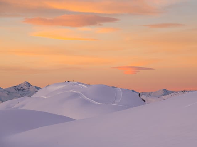 Pastelfarbene Töne auf dem verschneiten Bild. Die Wolken oberhalb der Fiescheralp tragen Föhnzeichen.