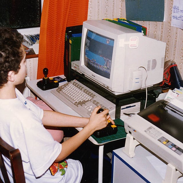 Ein Junge sitzt vor einer Amiga 500. Ein Junge sitzt vor einer Amiga 500.