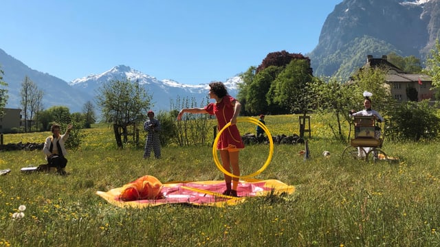 Verkleidete Menschen stehen mit Abstand zu einander in einer Wiese. Verkleidete Menschen stehen mit Abstand zu einander in einer Wiese.