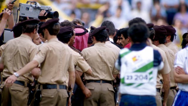 der Scheich von Kuwait. in einer Menschentraube auf dem Platz der Scheich von Kuwait. in einer Menschentraube auf dem Platz