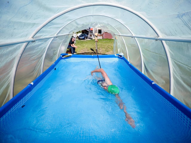 Schwimmerin trainiert in einem Pool.