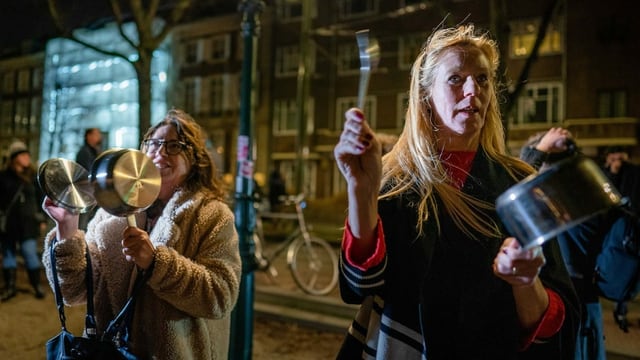 Nach dem Verkünden des neuerlichen Lockdowns protestieren Gegnerinnen der Coronamassnahmen lautstark. Nach dem Verkünden des neuerlichen Lockdowns protestieren Gegnerinnen der Coronamassnahmen lautstark.