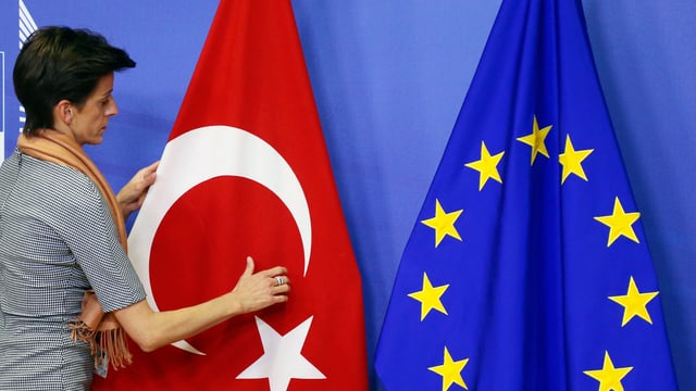 Frau richtet türkische Fahne Frau richtet türkische Fahne