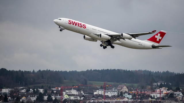 Startendes Passagierflugzeug über Häusern. Startendes Passagierflugzeug über Häusern.