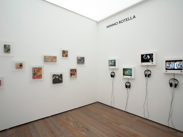 Der Blick in eine Ecke in den Museumsräumen: links ein paar Bilder, rechts kleine Bildschirme an der Wand. Der Blick in eine Ecke in den Museumsräumen: links ein paar Bilder, rechts kleine Bildschirme an der Wand.
