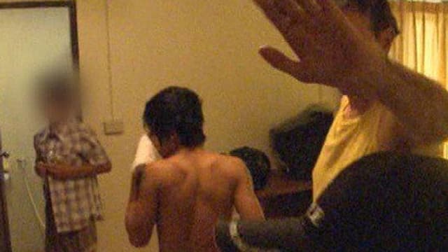 Der Lehrer mit Jungen, gepixelt. Der Lehrer mit Jungen, gepixelt.