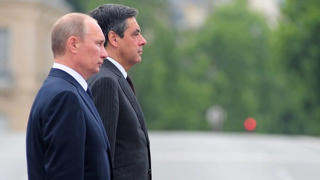 Putin und Fillon stehen Schulter an Schulter, das Bild ist von der Seite aufgenommen. Putin und Fillon stehen Schulter an Schulter, das Bild ist von der Seite aufgenommen.