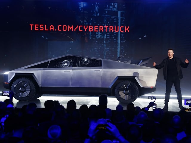 Elon Musk mit Cybertruck von Tesla