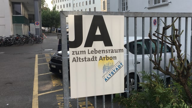 Plakat mit Ja-Parole hängt an einem Zaun Plakat mit Ja-Parole hängt an einem Zaun