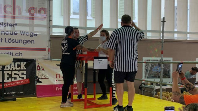Armdrückturnier in einer Halle. Armdrückturnier in einer Halle.