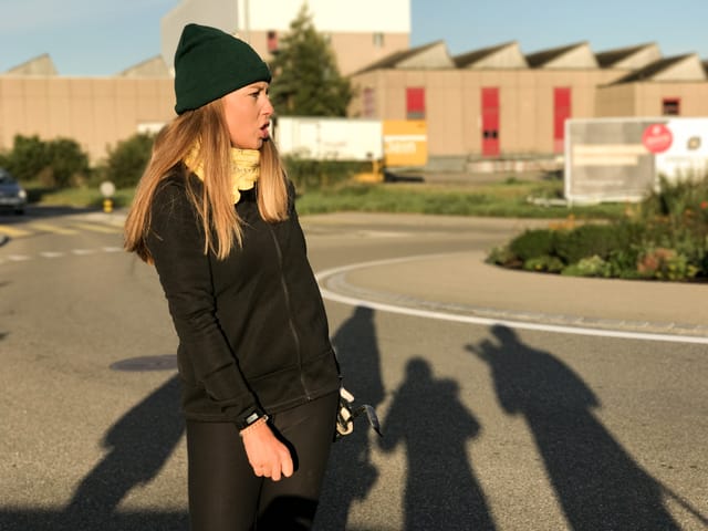 Rachel neben Strasse