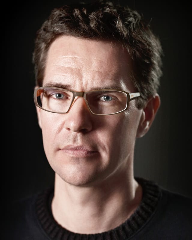 Porträt von einem Mann mit Brille und schwarzem Pullover. Porträt von einem Mann mit Brille und schwarzem Pullover.