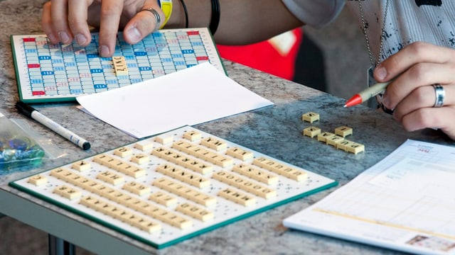 Scrabble-Spiel auf einem Tisch. Scrabble-Spiel auf einem Tisch.