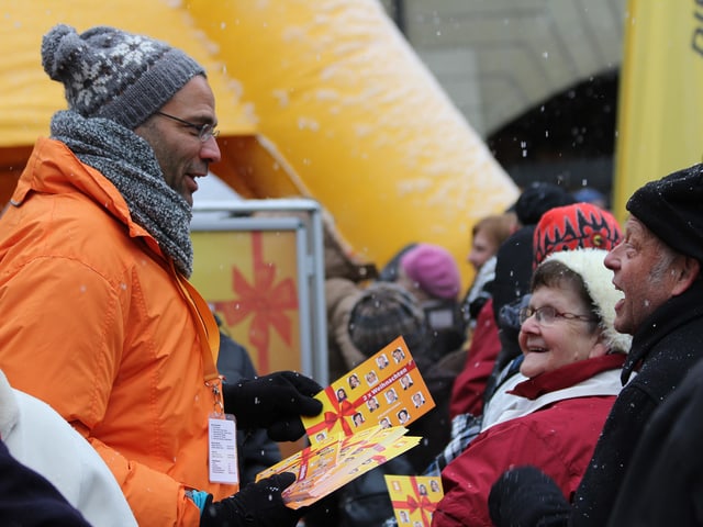 Mike La Marr im Gespräch mit Besucherinnen und Besuchern auf dem Berner Münsterplatz.