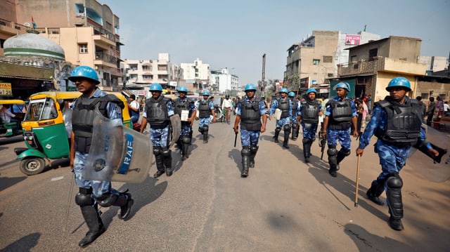 Polizisten marschieren in Ahmedabad auf. Polizisten marschieren in Ahmedabad auf.