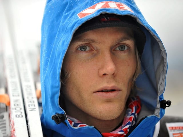 Porträtaufnahme von Björn Einar Romören als Skispringer im Ziel. Porträtaufnahme von Björn Einar Romören als Skispringer im Ziel.
