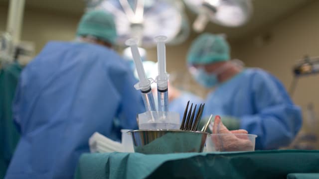Ärzte während einer Operation. Ärzte während einer Operation.