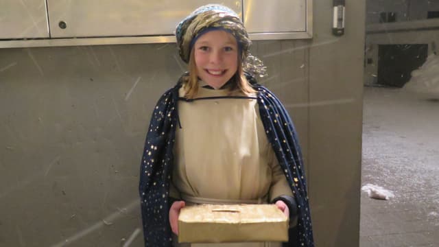 Mädchen mit goldener Schachtel als Spendenkasse Mädchen mit goldener Schachtel als Spendenkasse