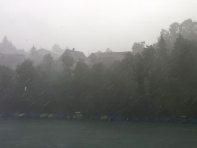 Teilweise gingen kräftige Schauer und Gewitter nieder, so über dem Rhein bei Eglisau.