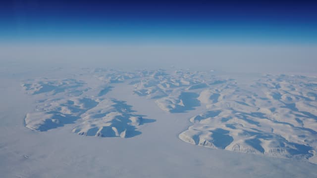 Luftaufnahme von mit Schnee bedeckten Gletschern. Luftaufnahme von mit Schnee bedeckten Gletschern.
