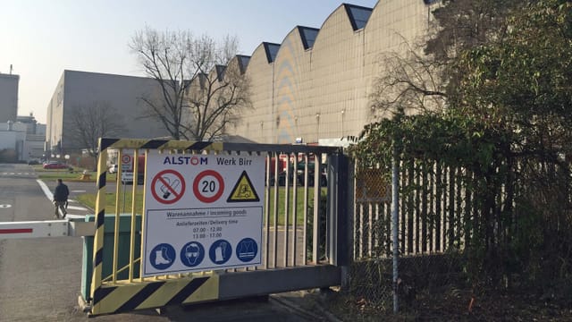 Eingangstor zu Fabrik-Areal Alstom im Birr Eingangstor zu Fabrik-Areal Alstom im Birr