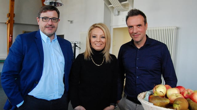 Drei Menschen hinter Fruchtschale Drei Menschen hinter Fruchtschale