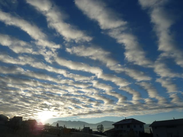 Wolkenwellen nach Sonnenaufgang