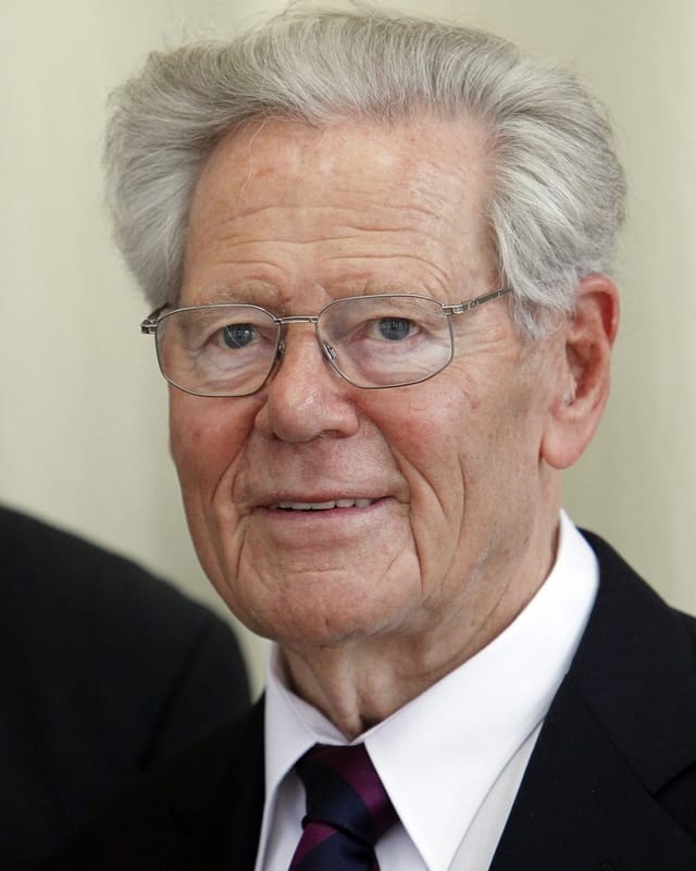 Hans Küng blickt in Anzug und Krawatte freundlich in die Kamera. Hans Küng blickt in Anzug und Krawatte freundlich in die Kamera.