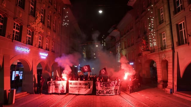 In der Berner Innenstadt demonstrierten bei einer unbewilligten Kundgebung mehrere Dutzend teils vermummte Demonstranten gegen Staatsgewalt. In der Berner Innenstadt demonstrierten bei einer unbewilligten Kundgebung mehrere Dutzend teils vermummte Demonstranten gegen Staatsgewalt.