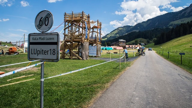 Auf der Zufahrt zu ihrem Kantonslager haben Pfadfinder eine Ortstafel mit der Aufschrift «LUpiter 18» angebracht. Auf der Zufahrt zu ihrem Kantonslager haben Pfadfinder eine Ortstafel mit der Aufschrift «LUpiter 18» angebracht.