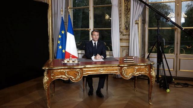 Macron an seinem Tisch Macron an seinem Tisch