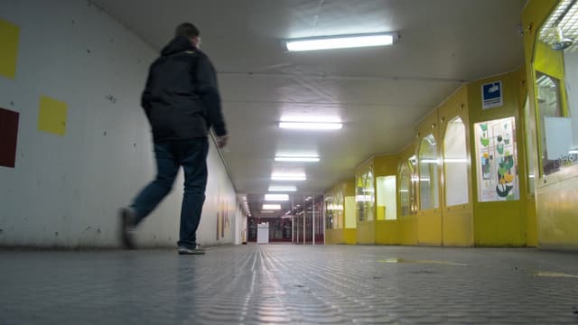 Ein Mann läuft durch die Unterführung Winkel in Olten Ein Mann läuft durch die Unterführung Winkel in Olten